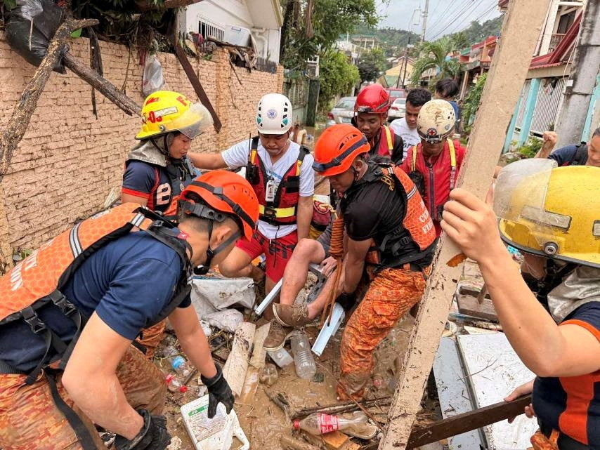 Hơn 200.000 người đã được sơ tán khẩn cấp trên khắp khu vực Visayas, bao gồm cả các vùng ở phía Nam Luzon và phía Bắc Mindanao, trước khi bão ập đến, gây ngập lụt nghiêm trọng, mất điện trên diện rộng và nhấn chìm nhiều nhà dân.