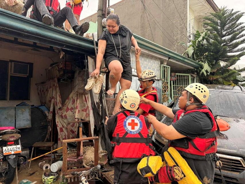 Theo Tổng thư ký Hội Chữ thập đỏ Philippines - bà Gwendolyn Pang, tổ chức đã nhận được rất nhiều cuộc gọi cầu cứu từ những người mắc kẹt trên mái nhà. Tuy nhiên, công tác cứu hộ buộc phải tạm hoãn cho đến khi nước lũ rút bớt, nhằm đảm bảo an toàn cho lực lượng ứng cứu.