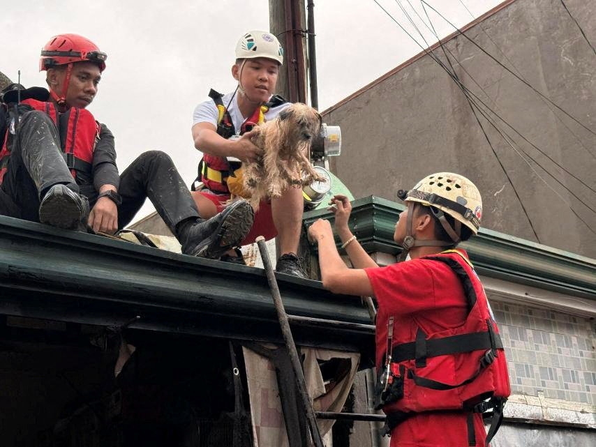 Nhân viên Hội Chữ thập đỏ Philippines làm nhiệm vụ tại khu vực Talamban, thành phố Cebu, Philippines ngày 4/11.