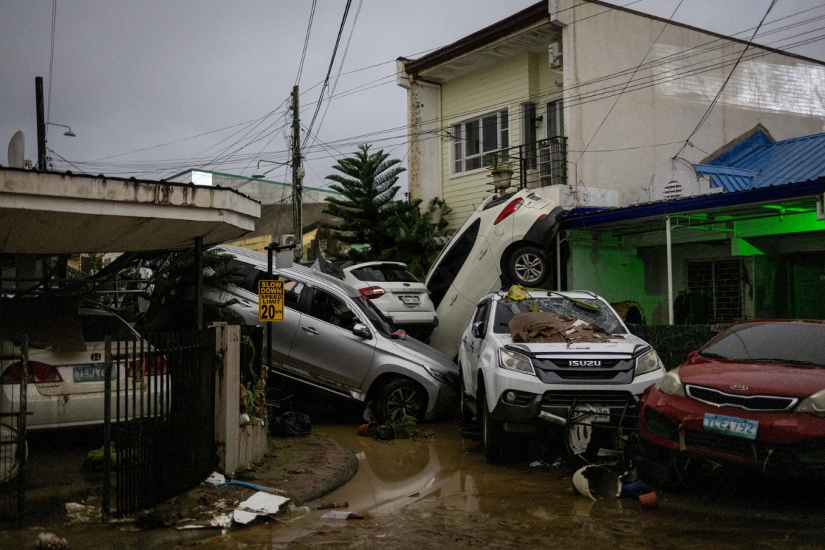 Những chiếc ô tô bị hư hại nằm chất đống sau khi bão Kalmaegi quét qua Bacayan, thành phố Cebu, Philippines ngày 4/11.