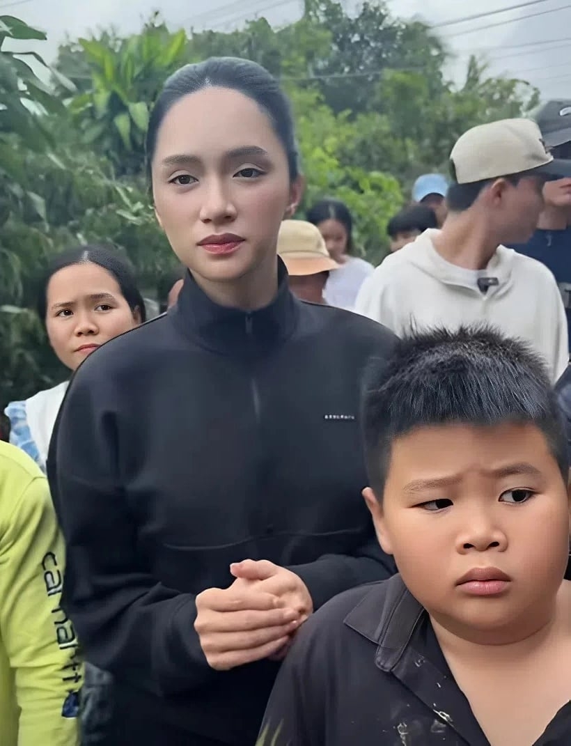 Hoa hậu Hương Giang gây xúc động khi không nghỉ ngơi sau Miss Universe mà ra thẳng miền Trung, đến Đăk Lăk cứu trợ người dân vùng lũ. Trên trang cá nhân, người đẹp đăng video cô mặc giản dị, nét mặt đượm buồn khi thăm hỏi, tặng quà cứu trợ người dân bị thiệt hại do lũ ở Tuy Hòa, Đăk Lăk.