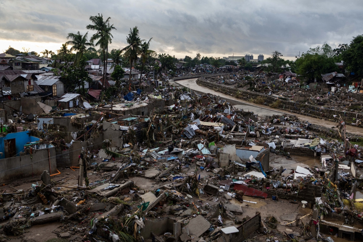 Theo Cơ quan Khí tượng Philippines (PAGASA), sự kết hợp giữa bão Kalmaegi và một rãnh gió đứt (shear line) đã gây ra mưa to, gió mạnh trên diện rộng ở khu vực Visayas và các vùng lân cận.