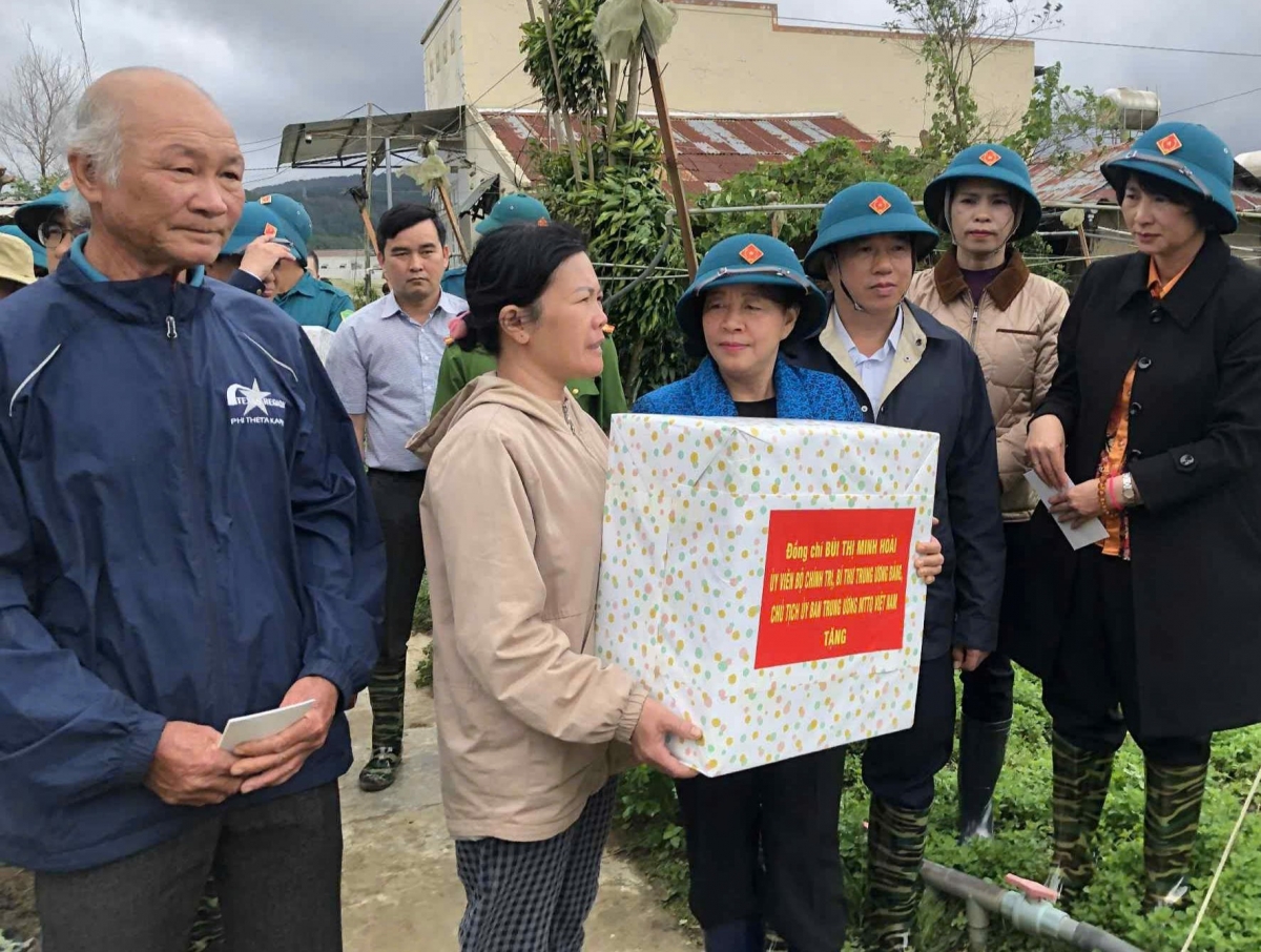 Chủ tịch Uỷ ban Trung ương MTTQ Việt Nam tặng quà động viên người dân thôn Lạc Thạnh, xã Ka Đô.