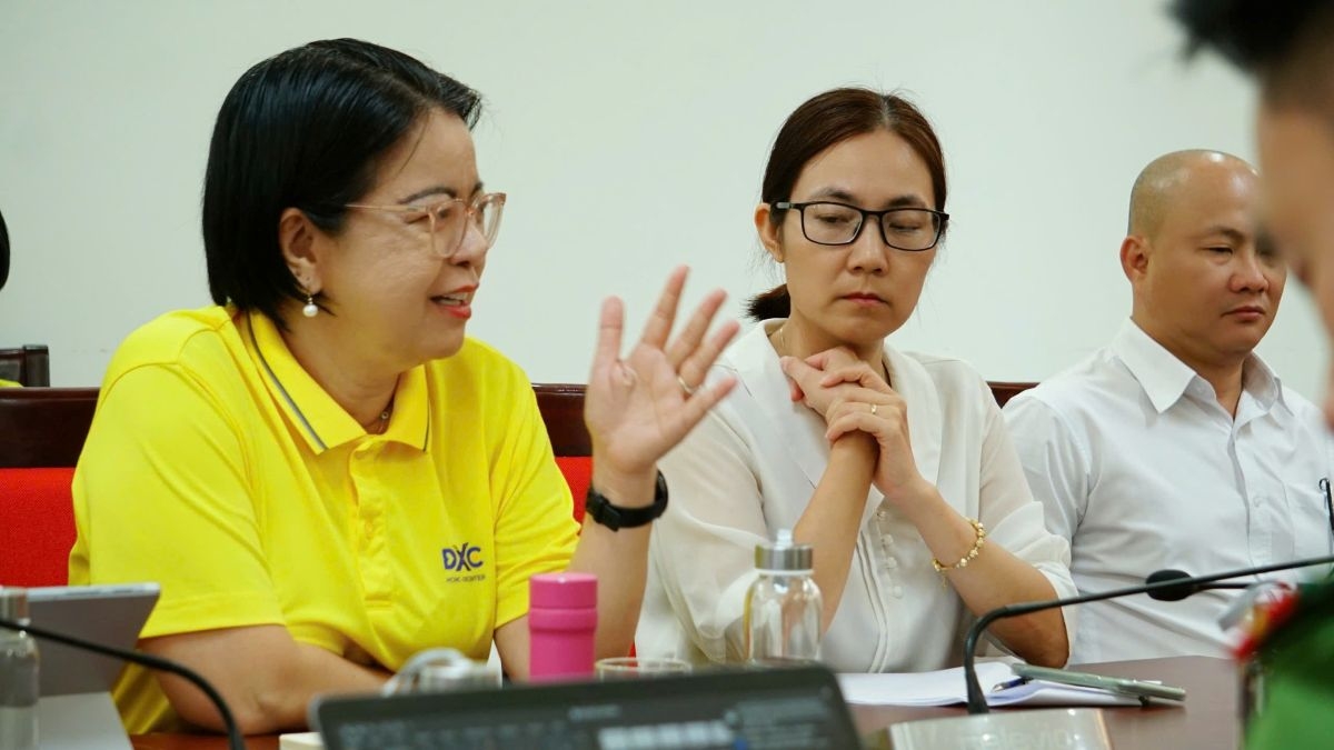 Bà Võ Thị Trung Trinh (áo vàng), Giám đốc Trung tâm Chuyển đổi số TP.HCM trong một buổi làm việc tại Đặc khu Côn Đảo