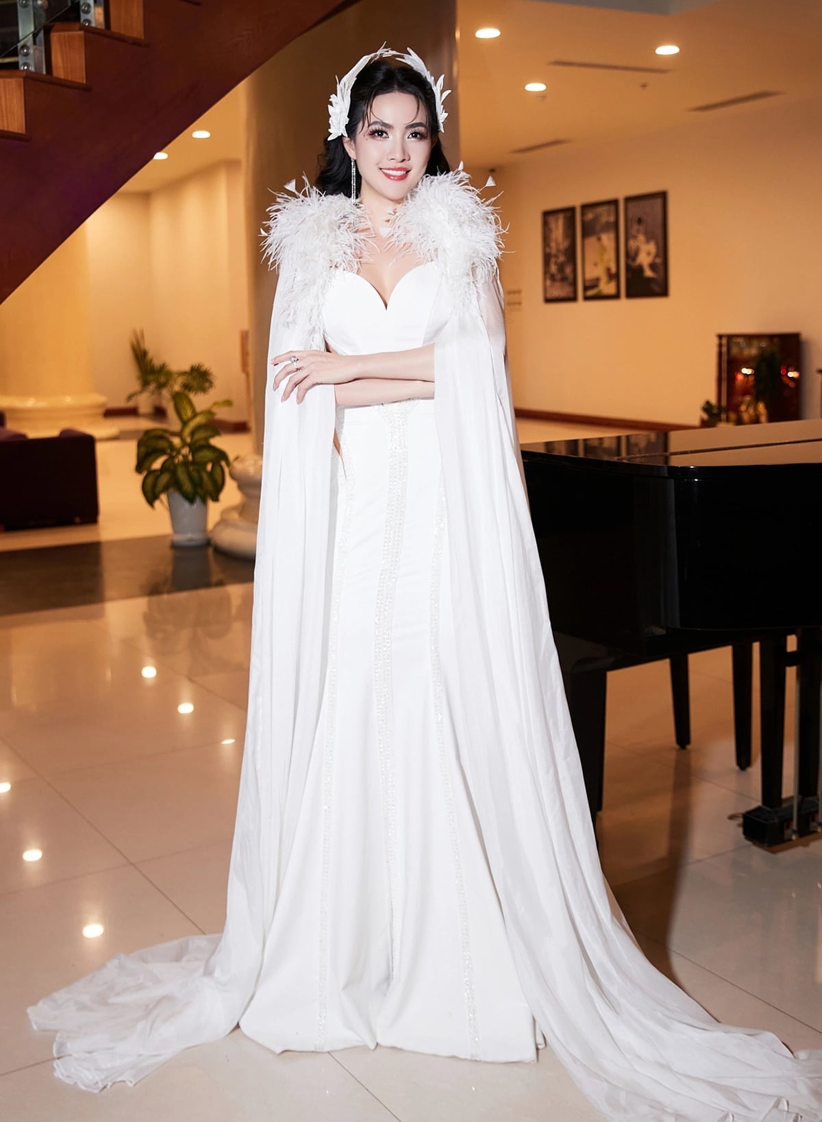 Hoa hậu Phan Thị Mơ diện trang phục trắng muốt, hóa 'công chúa tuyết' khi làm giám khảo chung kết Fitness Supermodel Vietnam 2025.