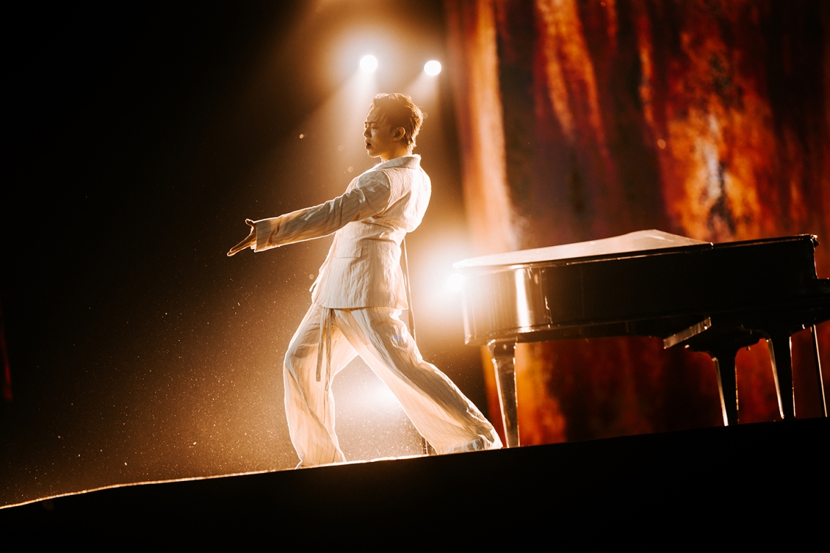 Đây là phần trình diễn được nhiều khán giả hát theo, tạo nên khoảnh khắc cảm xúc sâu nhất của đêm.