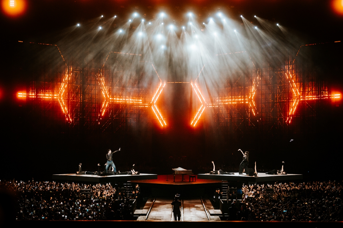 Đạo diễn Đinh Hà Uyên Thư và giám đốc âm nhạc SlimV giữ vai trò dàn dựng, đảm bảo hiệu ứng thị giác – thính giác xuyên suốt chương trình.