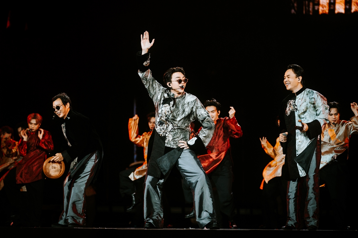 Xuất hiện trên sân khấu, NSND Huỳnh Tú chia sẻ cảm xúc khi "Mục hạ vô nhân" được tái hiện trong không gian concert lớn giữa TP HCM.