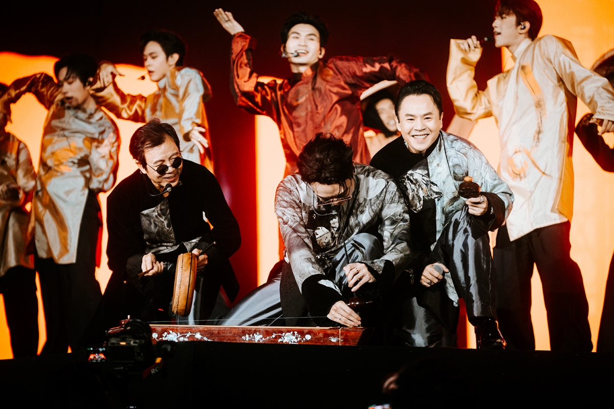 “Mục hạ vô nhân đã đi với tôi cho đến bây giờ là 30 năm rồi. Đời của tôi giai điệu này chỉ phát lên ở đồng bằng châu thổ sông Hồng thôi. Bây giờ Mục hạ vô nhân lại có mặt ở giữa thành phố đẹp đẽ, xinh đẹp và lộng lẫy như thế này… Hôm nay Mục hạ vô nhân đã để lại một cái tình cảm tốt đẹp trong tâm tưởng của các bạn, đấy là điều hạnh phúc đối với tôi trong cuộc đời âm nhạc của tôi cho đến bây giờ”, NSND Huỳnh Tú chia sẻ.