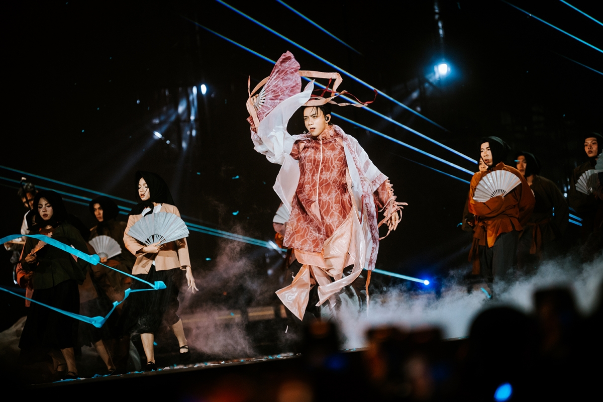 Điểm nhấn đáng chú ý của All-Rounder The Final là sự kết hợp âm nhạc hiện đại với chất liệu truyền thống. Sân khấu mở đầu chương Văn hóa được thể hiện bởi đội hình Tân binh thăng cấp qua ca khúc "Gương vỡ làm lành" mang màu sắc ngũ cung. Sau đó, Soobin tiếp tục kể câu chuyện nguồn cội với hai tiết mục "Mục hạ vô nhân" và "Ngồi tựa mạn thuyền", phối mới theo hướng hiện đại nhưng vẫn giữ nền tảng âm nhạc dân gian Việt Nam.