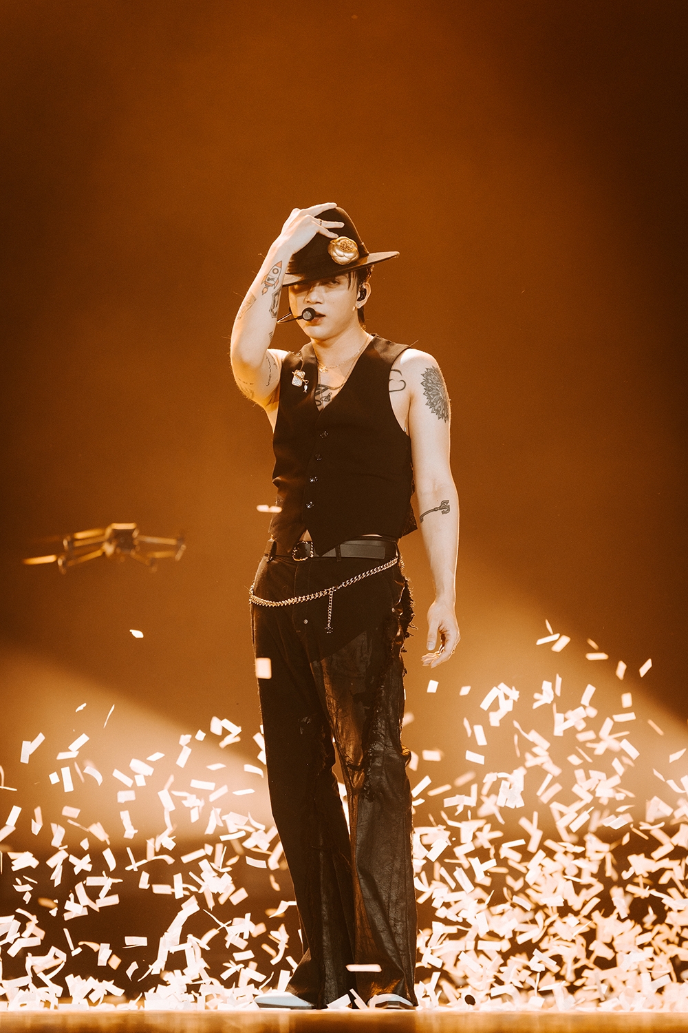 Soobin không chỉ hát live liên tục mà còn di chuyển qua các sân khấu phụ, hòa vào khu vực khán giả trong các tiết mục "Bật nó lên", "Lu mờ", "Ai mà biết được" và "Trò chơi".