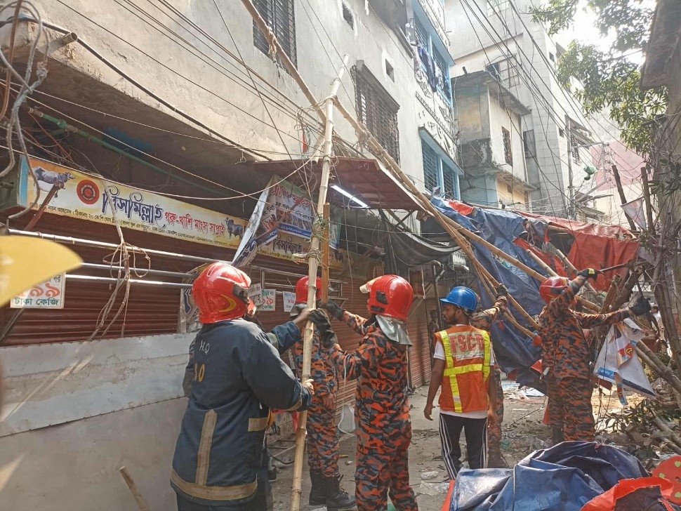 Lực lượng cứu hỏa tại thủ đô Dhaka, Bangladesh khẩn trương ứng cứu các địa điểm xảy ra sụt lún, đổ nhà sau động đất sáng 21/11. (Ảnh: Daily Star)