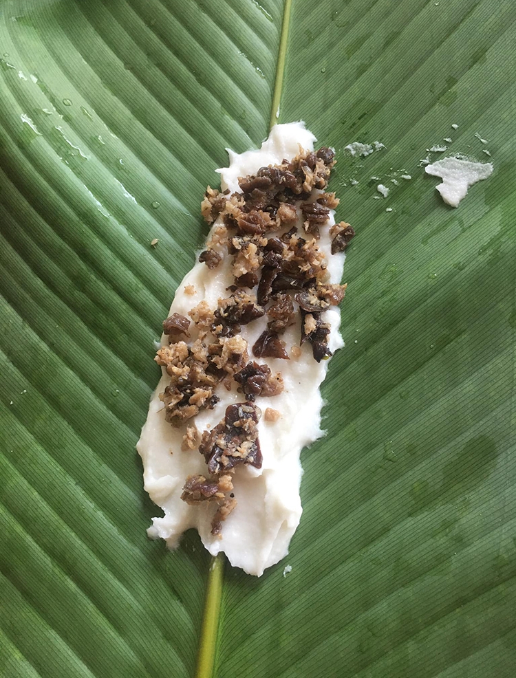 Công đoạn ráo bột rất quan trọng, đòi hỏi người làm phải có kinh nghiệm. (Ảnh: Chinh Chinh)