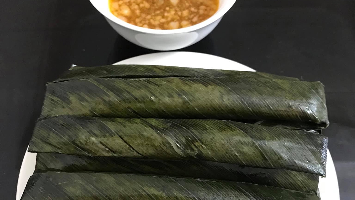 Bánh răng bừa ngon nhất khi ăn nóng, chấm với nước mắm ớt, nước thịt (giống bánh cuốn) đều ngon. (Ảnh: Lý Nguyễn)