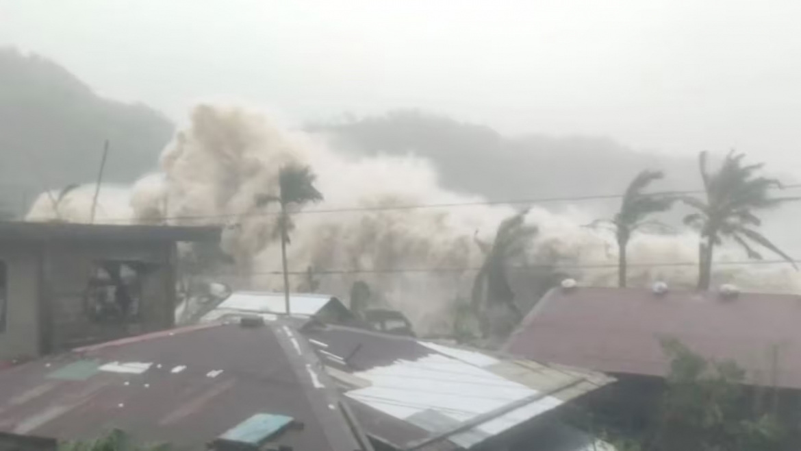 siêu bão Fung-wong gây ra tại Sicilia, Gigmoto, Catanduanes, Philippines, ngày 9/11/2025. Ảnh: Reuters.