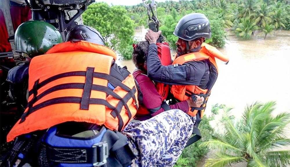 Không quân Sri Lanka sử dụng máy bay trực thăng để giải cứu người dân bị mắc kẹt trong mưa lũ tại thị trấn Mahawa, tỉnh Tây Bắc nước này (Ảnh: Daily Mirror)