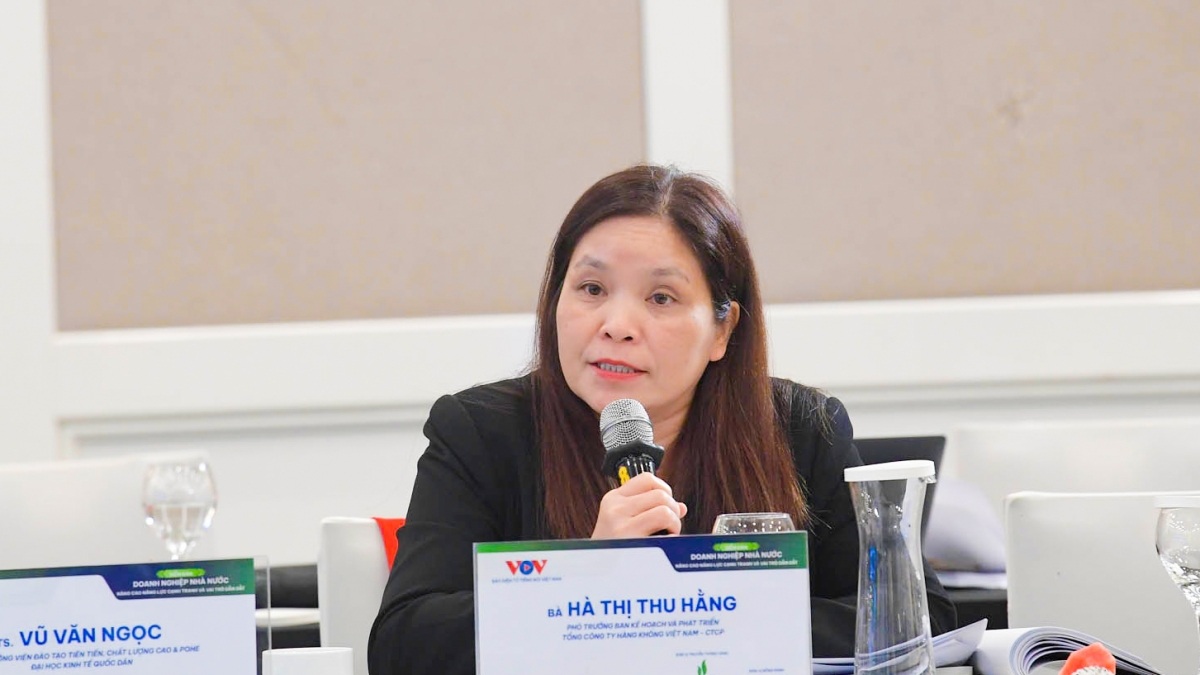 Bà Hà Thị Thu Hằng, Phó Trưởng ban Kế hoạch và Phát triển Tổng Công ty Hàng Không Việt Nam – CTCP trao đổi tại phần tọa đàm.