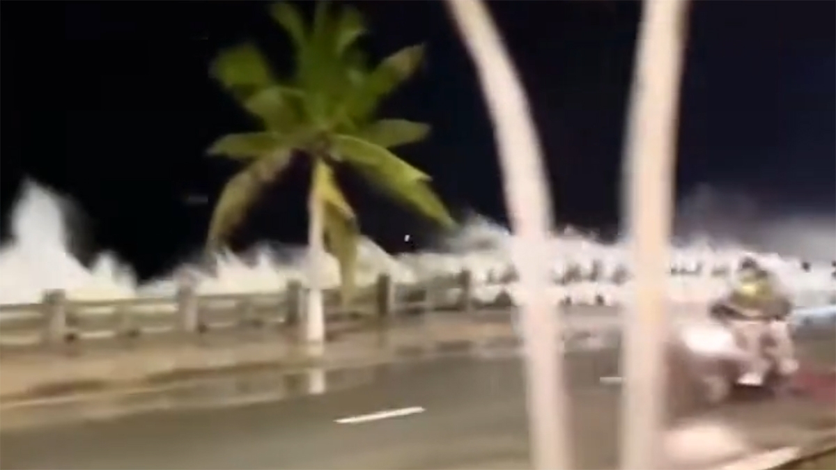 Sóng cao tràn lên cả tuyến đường Phạm Văn Đồng, phường Bắc Nha Trang