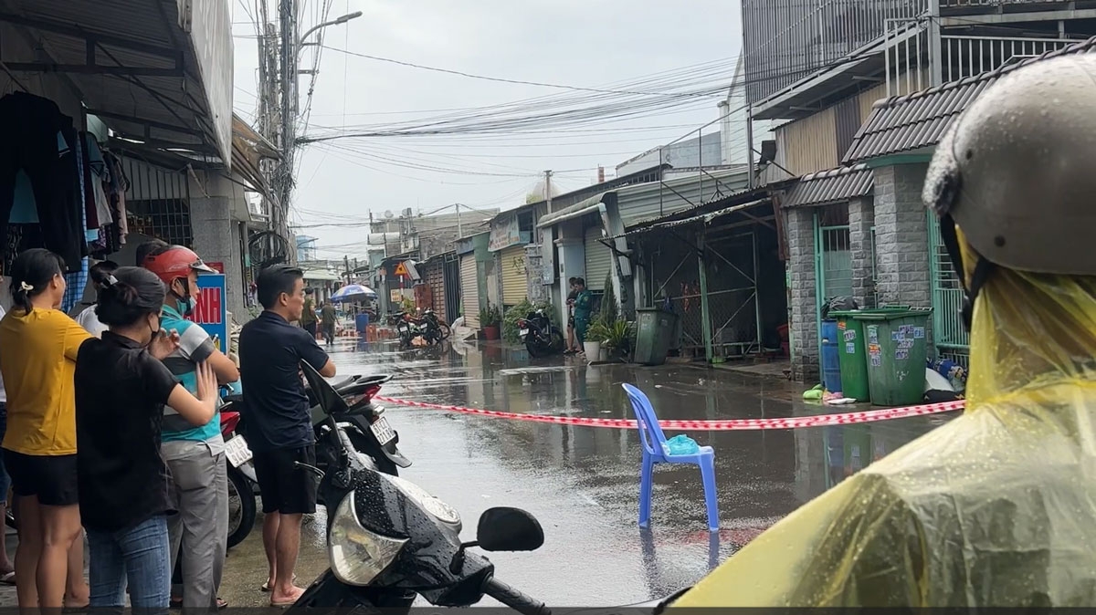 Lực lượng chức năng khám nghiệm hiện trường 