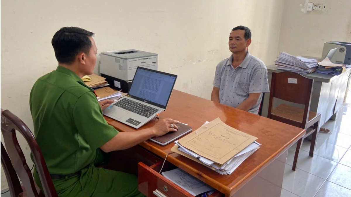 Cơ quan chức năng làm việc với Hải. (ảnh: CA)