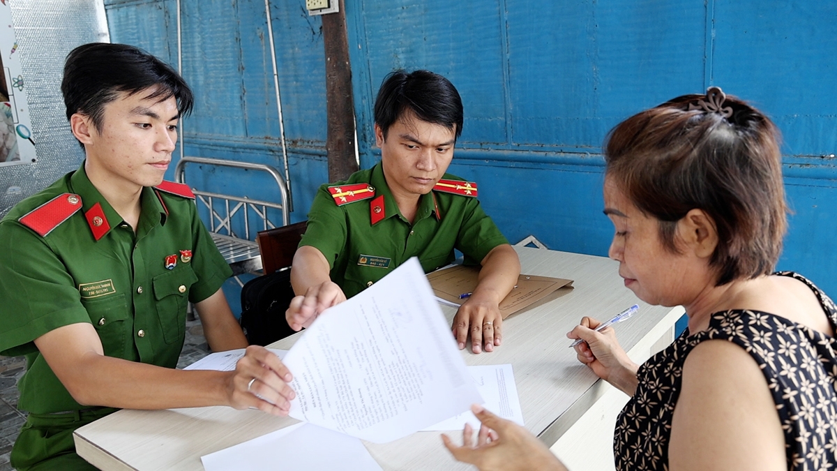 Đối tượng Nguyễn Thị Hoàng tại cơ quan công an