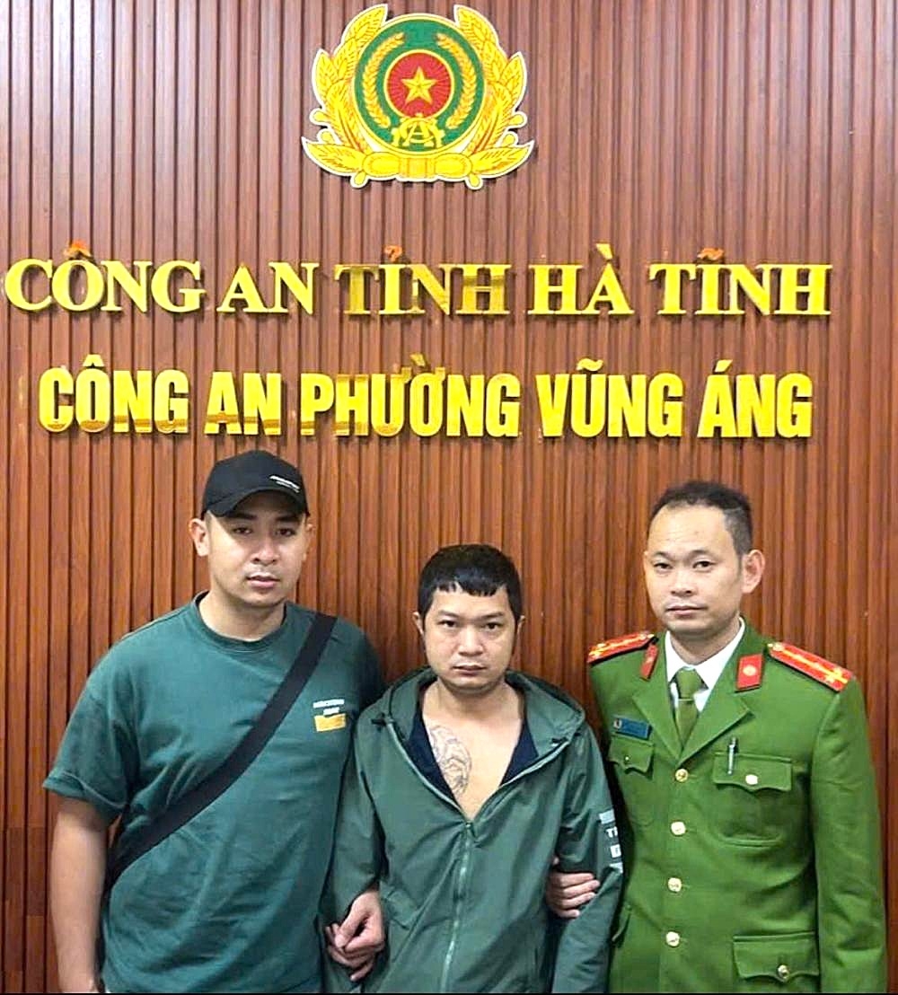 Đối tượng Trần Minh Lưng (ở giữa) bị Công an phường Vũng Áng bắt giữ.