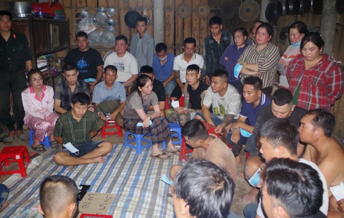 Bắt quả tang 43 con bạc đang sát phạt tài xỉu ăn tiền ở Tây Ninh. (Ảnh: Q.A)