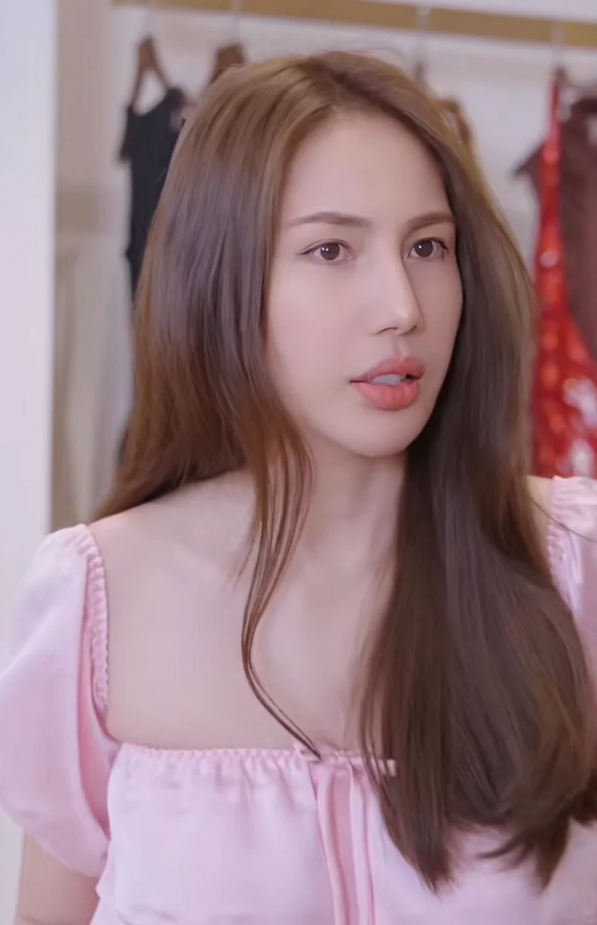 Sao Việt 30/11: Ca sĩ Thủy Tiên được nhận xét ngoại hình khác lạ trong lần hiếm hoi xuất hiện. Thời gian qua, cô sống kín tiếng, ít hoạt động mạng xã hội hay tham gia các sự kiện.