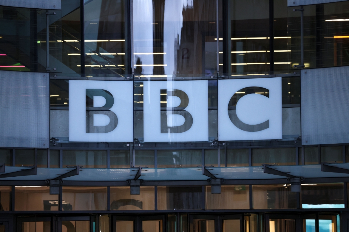 Logo của BBC bên ngoài BBC Broadcasting House. Ảnh: Reuters