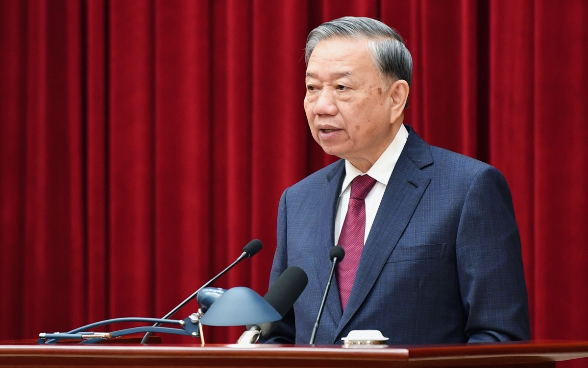 Trong thời gian tới, Tổng Bí thư yêu cầu cả hệ thống chính trị tiếp tục chăm lo, kiến tạo cho mô hình chính quyền địa phương hai cấp hoạt động hiệu lực, hiệu quả. Phân định thẩm quyền liên thông giữa 3 cấp cho từng lĩnh vực, xóa chồng lấn, không bỏ trống nhiệm vụ. Phân cấp đi kèm kiểm soát, chuyển mạnh sang hậu kiểm, tổ chức kiểm toán nội bộ ở tỉnh/xã. Tài chính công được phân bổ theo kết quả, theo đặc điểm riêng của địa phương. Sớm xác định vị trí việc làm, khoán sản phẩm, đào tạo bắt buộc về chuyên môn, nghiệp vụ, quản trị dữ liệu...