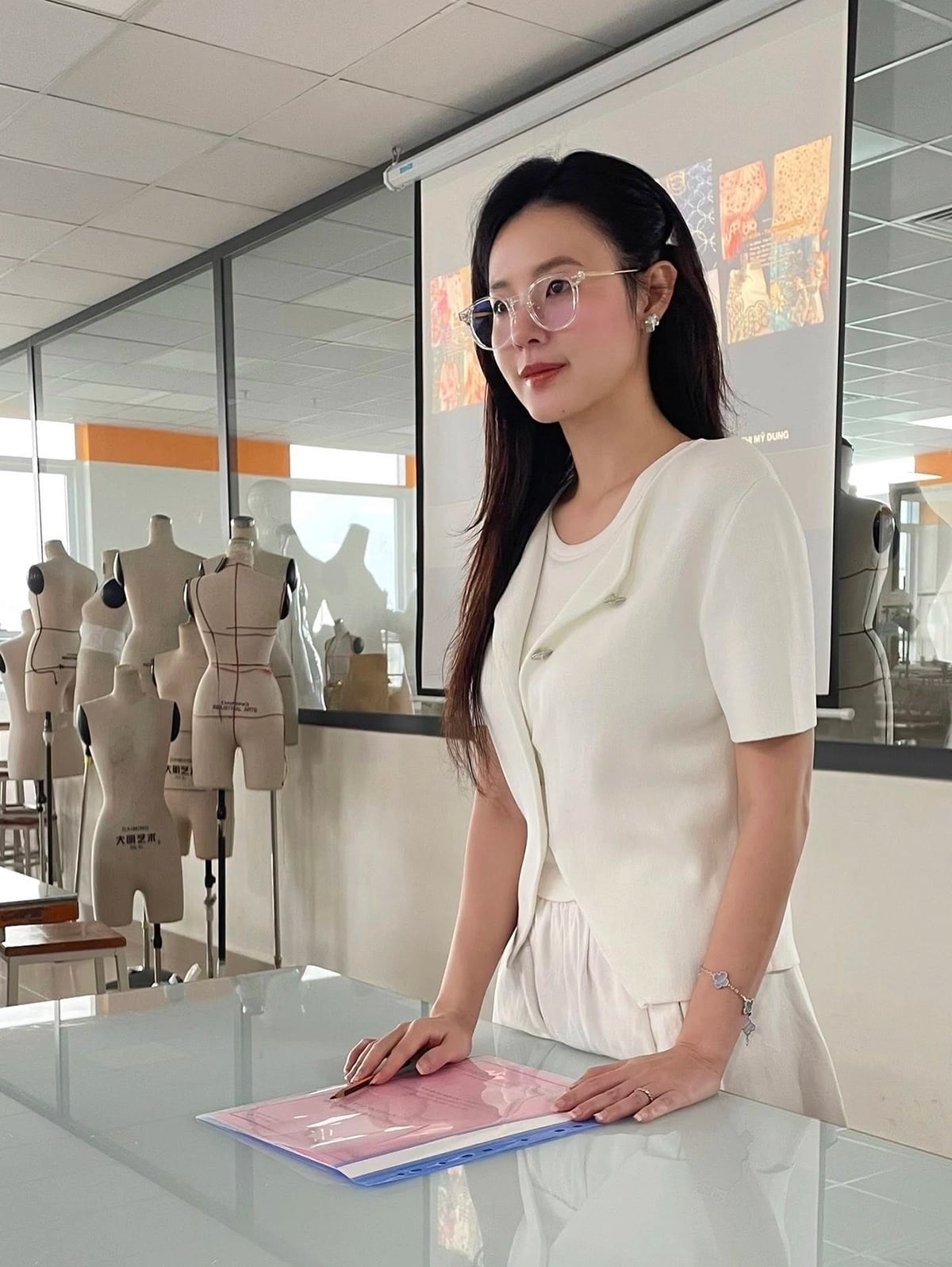 Midu được nhiều học trò khen trong lần đầu đeo kính đi dạy. Một số sinh viên nói đùa họ sẵn sàng 'lưu ban' để tiếp tục học với cô giáo xinh đẹp.