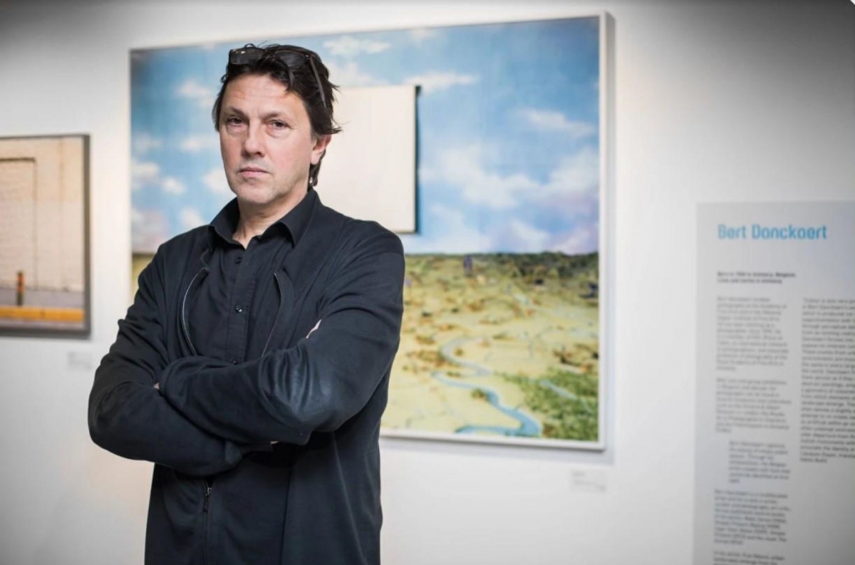 Nghệ sĩ Bert Danckaert theo học nhiếp ảnh tại Học viện Mỹ thuật Hoàng gia và Học viện Cao cấp Quốc gia tại Antwerp. Từ giữa những năm 1990, ông hoạt động chuyên nghiệp với vai trò nhiếp ảnh gia và đã tham gia nhiều triển lãm cá nhân tại Bỉ và quốc tế. Triển lãm “Diện mạo vạn vật” nằm trong khuôn khổ Biennale Nhiếp ảnh Quốc tế Photo Hanoi ’25. (Ảnh: NVCC)