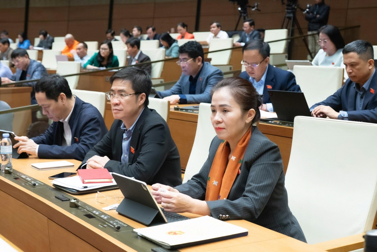 Sáng 26/11/2025, Quốc hội biểu quyết thông qua Luật Dẫn độ; Luật Chuyển giao người đang chấp hành án phạt tù; Luật Tương trợ tư pháp về dân sự; Luật Tương trợ tư pháp về hình sự. Ảnh Quốc hội