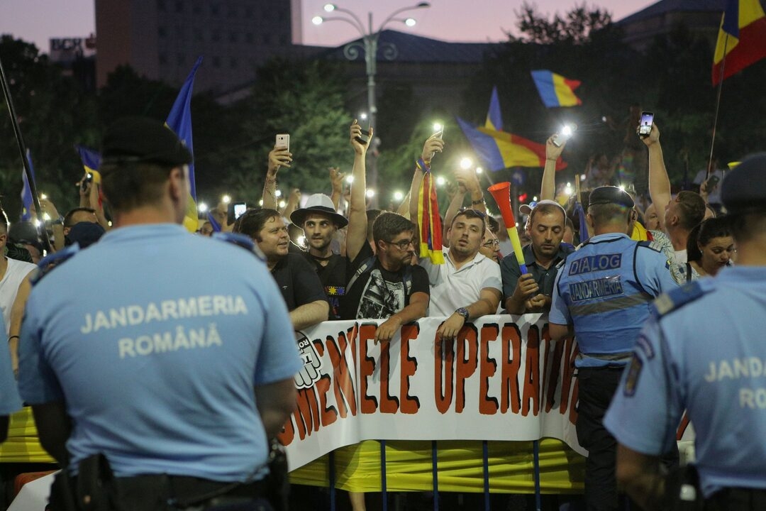 Người biểu tình ở Romania. (Ảnh: Reuters)