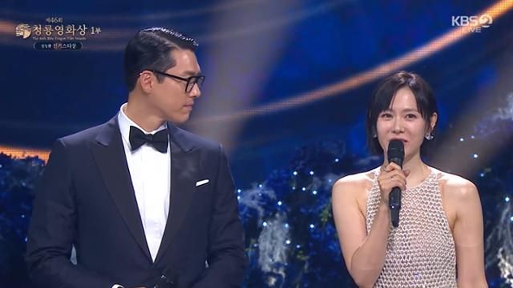 Nữ diễn viên Son Ye Jin phát biểu nhận giải sau khi cô và Hyun Bin giành giải thưởng Ngôi sao được yêu thích nhất tại Lễ trao Giải điện ảnh Rồng Xanh lần thứ 46. (Ảnh: chụp màn hình KBS2)