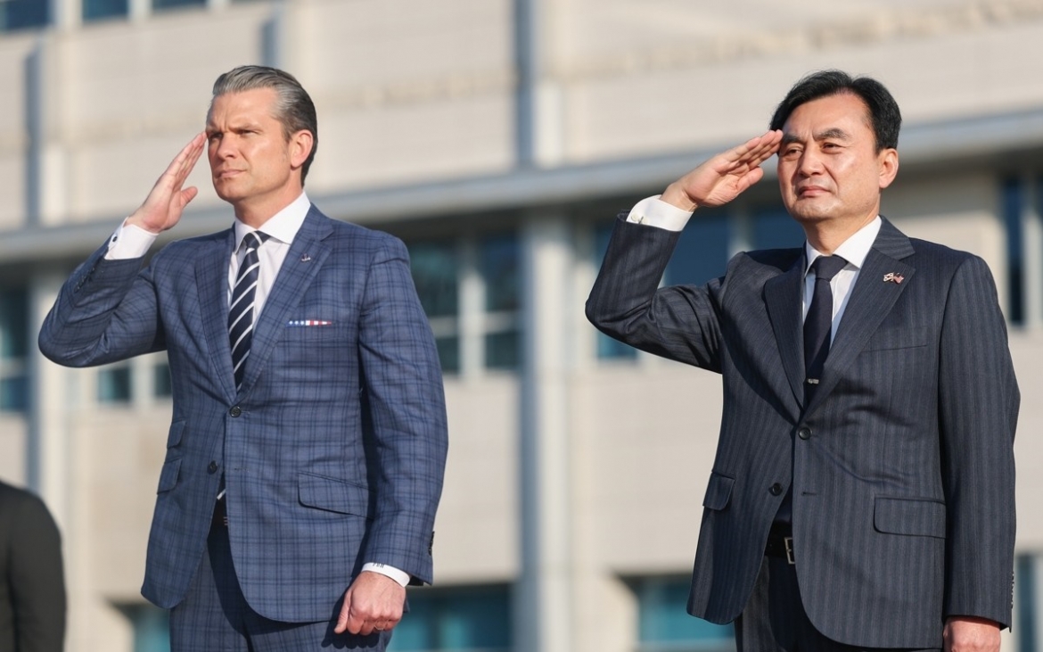 Bộ trưởng Quốc phòng Hàn Quốc Ahn Gyu-back (trái) và Bộ trưởng Bộ Chiến tranh Mỹ Pete Hegseth. Ảnh: Yonhap News.