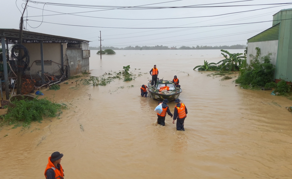 Bộ đội Hải quân vào vùng ngập đưa người dân đến nơi an toàn