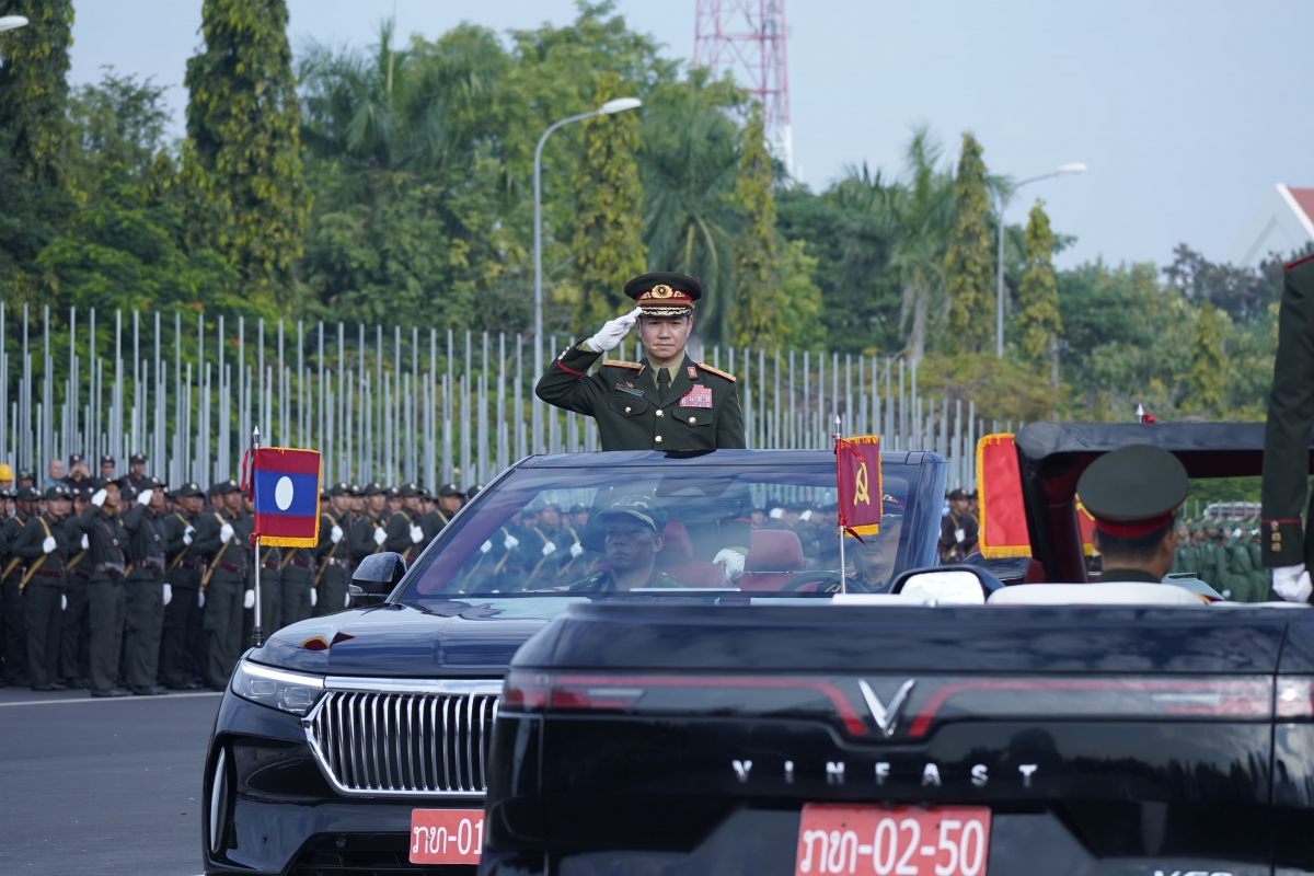 Bộ Trưởng Bộ Quốc phòng Lào duyệt đội hình