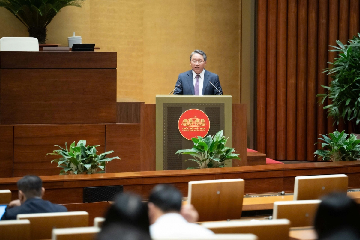 Bộ trưởng Bộ Tư pháp Nguyễn Hải Ninh thừa ủy quyền của Thủ tướng trình bày tờ trình của Chính phủ. Ảnh Quốc hội 