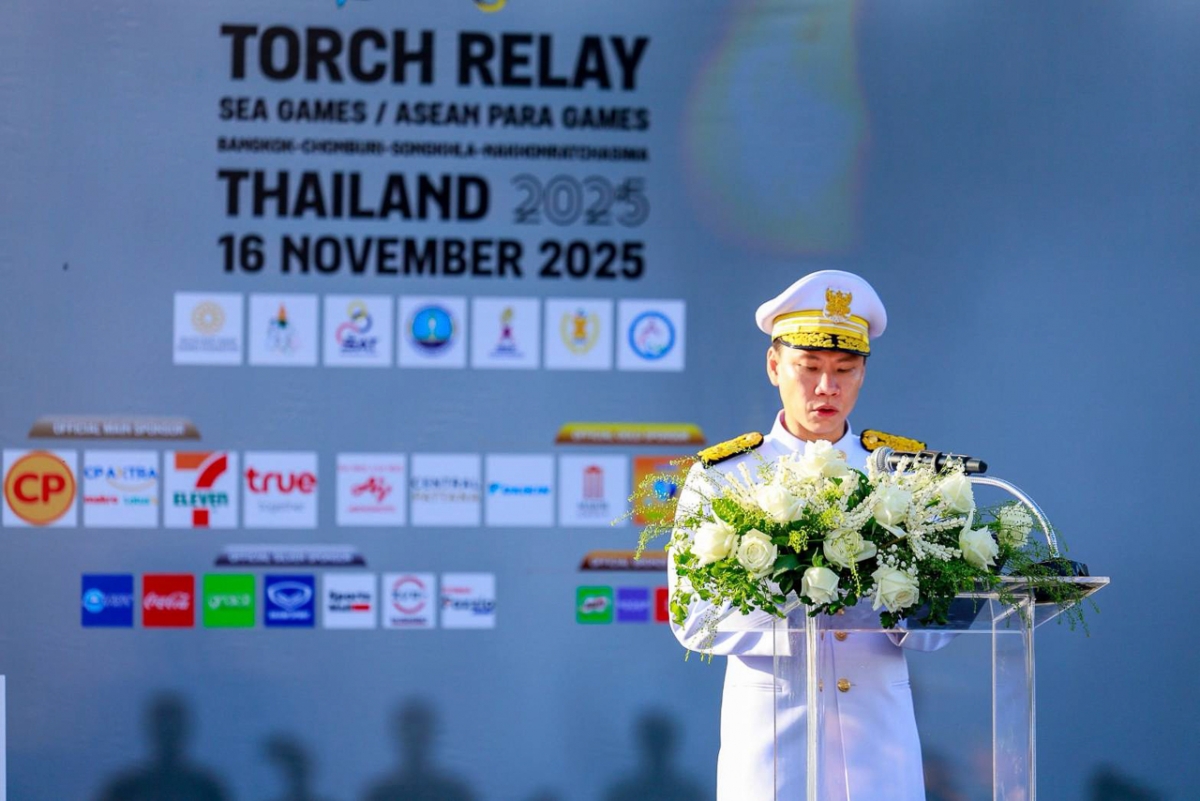 Bộ trưởng Du lịch và Thể thao Atthakorn Sirilathayakorn phát biểu khai mạc buổi lễ rước đuốc Sea Games 33 sáng 16/11/2025 (Ảnh: SEA GAMES Thailand 2025)