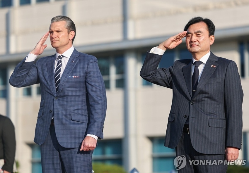 Bộ trưởng Quốc phòng Hàn Quốc Ahn Gyu-back và Bộ trưởng Bộ Chiến tranh Mỹ Pete Hegseth nhóm họp tại Seoul hôm 4-11-2025. Ảnh: Yonhap News