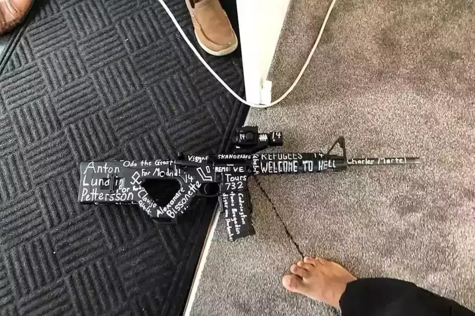 Một khẩu súng trường kiểu airsoft có ghi chú về những kẻ xả súng hàng loạt khét tiếng đã được tìm thấy tại hiện trường. Ảnh: Beritasatu.com