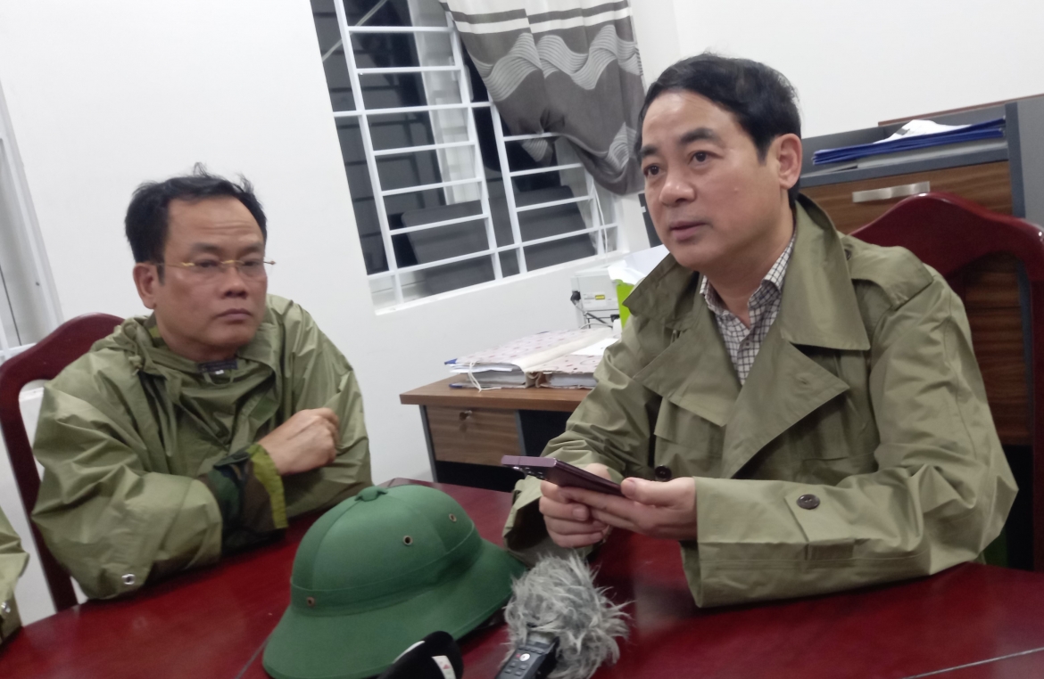Bí thư Tỉnh ủy Khánh Hòa Nghiêm Xuân Thành (bên phải) liên lạc qua điện thoại với Thôn trưởng vùng bị ngập lụt tại xã Diên Điền