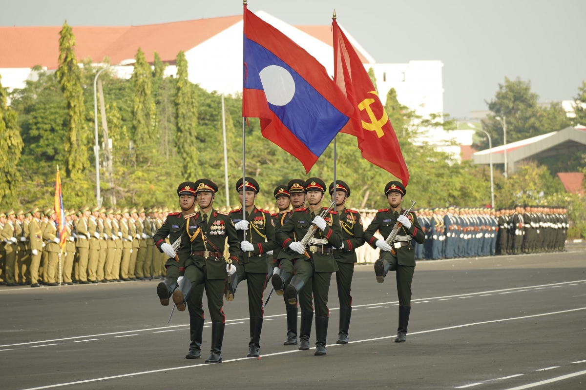 Buổi tổng hợp luyện mở đầu với lễ chào cờ trang trọng