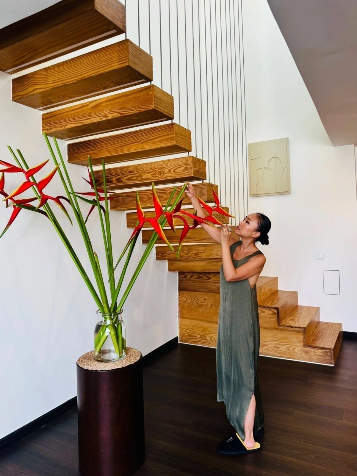 Ông xã Đoan Trang, doanh nhân Johan Wicklund, nhận dự án mới tại Việt Nam từ đầu năm. Vài tháng sau, gia đình cô chuyển về TP HCM, ổn định cuộc sống tại một khu chung cư cao cấp ở phía đông thành phố. Ca sĩ nói đã mong chờ dịp này từ lâu, bởi khi sống ở Singapore, cô luôn nhớ quê hương, thấy trống vắng vì thiếu người thân và thèm ca hát.