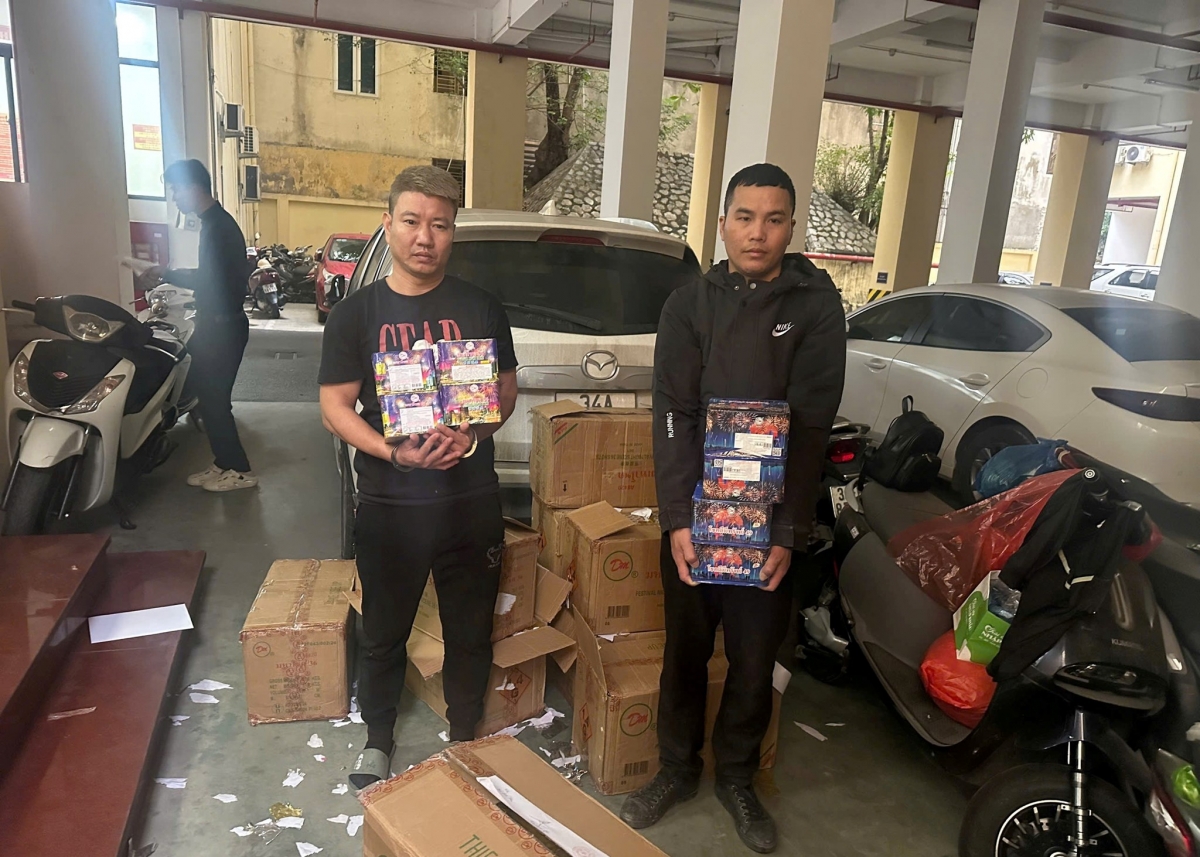 Các đối tượng Bùi Đức Sơn, Nguyễn Văn Thắng cùng tang vật  (Ảnh: Công an Hải Phòng)