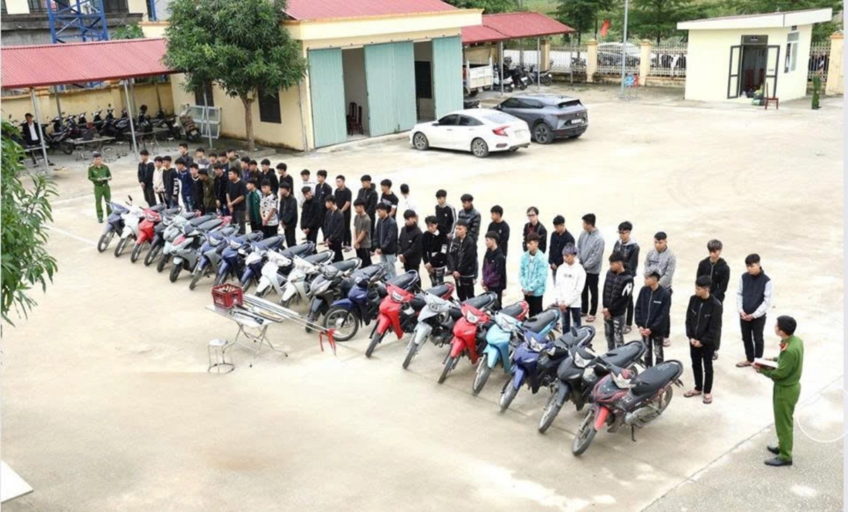 Nhóm đối tượng gây rối trật tự công cộng bị Công an phường Hoa Lư điều tra, xử lý. Ảnh: CTV