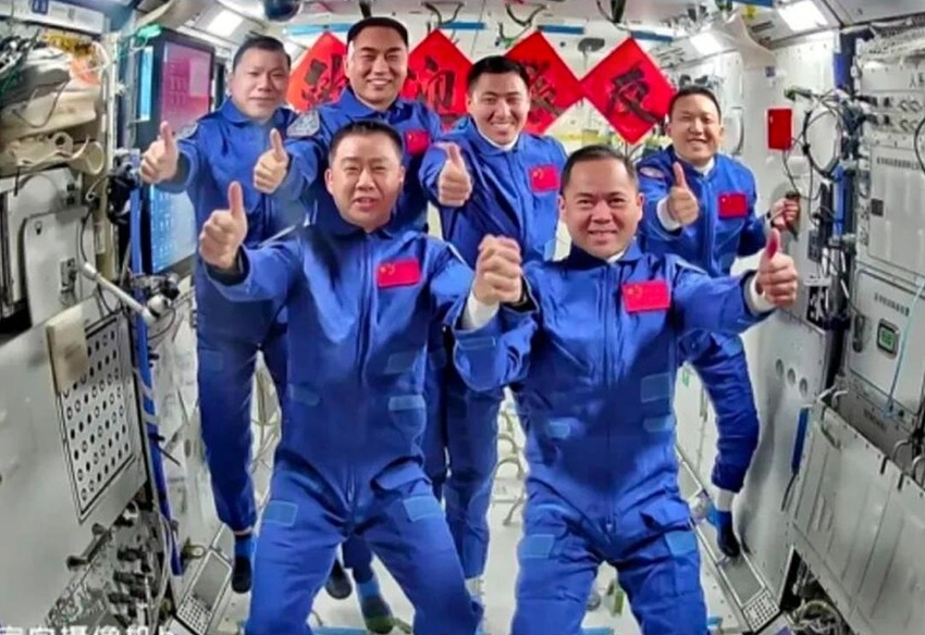 Các phi hành gia của tàu vũ trụ Thần Châu 20 và Thần Châu 21 đã hoàn thành nghi thức bàn giao trên trạm vũ trụ Thiên Cung. Ảnh: CCTV