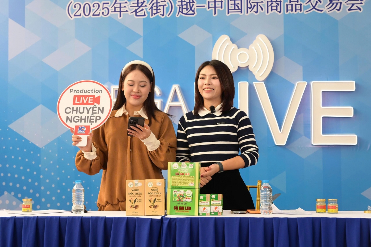 Tiktoker Khánh Ngân (áo kẻ) đang livestream bán các sản phẩm OCOP của Lào Cai