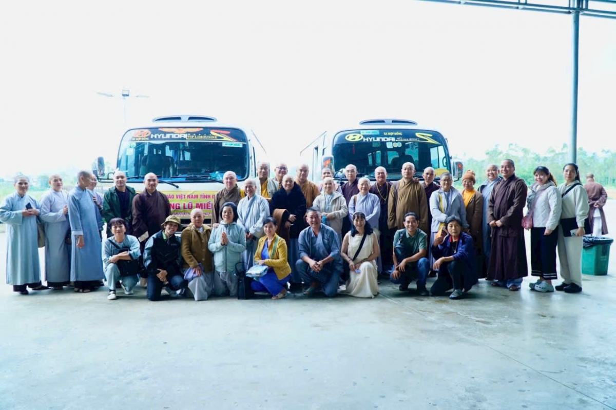 Đoàn cứu trợ do Ban Trị sự Giáo hội Phật giáo tỉnh Đồng Tháp tổ chức đã đến vùng lũ của tỉnh Nghệ An